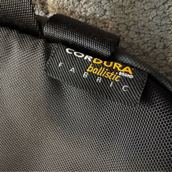 Tomtoc sling bag - Picture 3 of 5